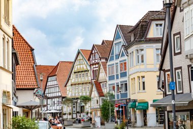 Detmold, Almanya - 24 Temmuz 2024: Kuzey Ren Batısı, Almanya 'da yarım ahşap bir evin tarihi cephesi