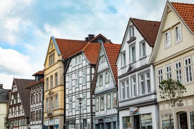 Detmold, Almanya - 24 Temmuz 2024: Kuzey Ren Batısı, Almanya 'da yarım ahşap bir evin tarihi cephesi
