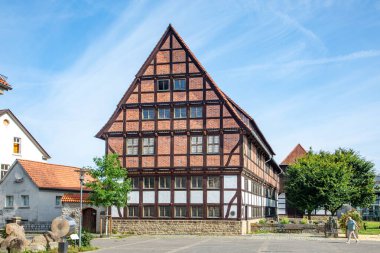 Detmold, Almanya - 24 Temmuz 2024: Soylu vatandaşların tipik tarihi yarı keresteli evleri bugünlerde Detmold 'daki Kuzey Ren Vestfalya ilçe müzesi olarak kullanılmaktadır..