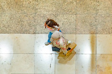 Sindlingen, Almanya - 27 Temmuz 2024: Sindlingen 'deki Breuningerland alışveriş merkezinin içinde yürüyen Arap aile antenleri