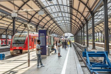Wiesbaden, Almanya - 29 Temmuz 2024: Wiesbaden tarihi tren istasyonu, Frankfurt tren istasyonunun daha küçük bir versiyonudur.