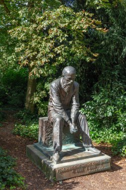 Bad Homburg, Almanya - 9 Ağustos 2024: Bad Homburg 'daki halk parkında sanatçı Nikolai Karlychanow' un Fjodor Dostojewski heykeli.