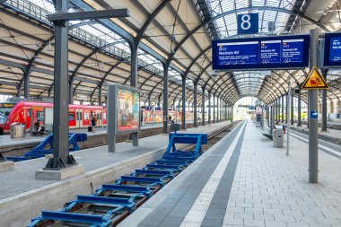 Wiesbaden, Almanya - 22 Ağustos 2024: Wiesbaden, Almanya 'daki tarihi klasik tren istasyonunda tren bekleyen insanlar.