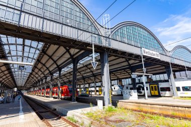 Wiesbaden, Almanya - 22 Ağustos 2024: Wiesbaden, Almanya 'daki tarihi klasik tren istasyonunda tren bekleyen insanlar.