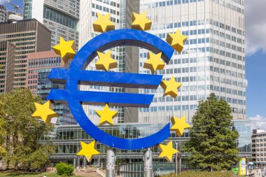 Frankfurt, Almanya - 25 Ağustos 2024: Frankfurt, Almanya 'daki eski ECB binasının önündeki avro işareti heykeli.