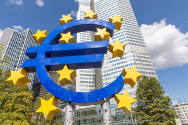Frankfurt, Almanya - 25 Ağustos 2024: Frankfurt, Almanya 'daki eski ECB binasının önündeki avro işareti heykeli.