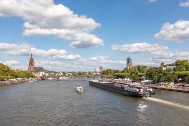 Frankfurt, Almanya - 25 Ağustos 2024: Frankfurt şehir merkezindeki modern gökdelene bakın, yaya köprüsü Eiserner Steg 'den görüldü - demir patika.