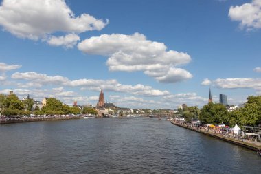 Frankfurt, Almanya - 25 Ağustos 2024: Frankfurt şehir merkezindeki modern gökdelene bakın, yaya köprüsü Eiserner Steg 'den görüldü - demir patika.