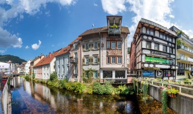 Bad Wildbad, Almanya - 29 Ağustos 2024: Enz nehri ve Almanya 'nın eski yarım keresteli evleri ile Kara Orman' ın manzaralı şehir merkezi