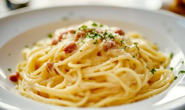 spagetti Carbonara parmesan peynirli ve fesleğenli. Detaylı olarak düzenlenmiş.