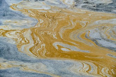 Leipzig 'deki nehirdeki polution deseni harmonik renk arkaplanı verir