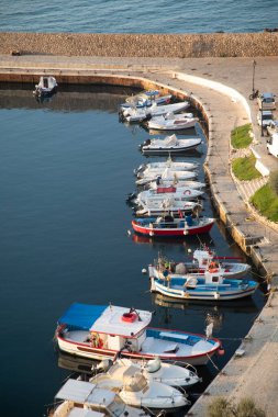 Sperlongia, İtalya limanında balıkçı tekneleri ve yatlar