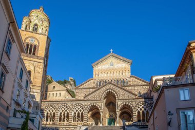 İtalya 'da Amalfi Katedrali' nin Piazza del Duomo, Amalfi 'deki Orta Çağ Katolik Katedrali' ne geniş açılı bir bakış açısı.