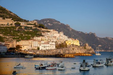 İtalya, Amalfi 'de gün batımında manzaralı bir yer.