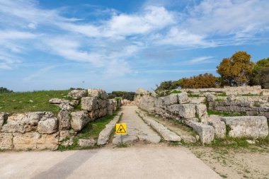 İtalya 'nın Paestum kentindeki tapınak bölgesinde tarihi yıkılmış binalar.