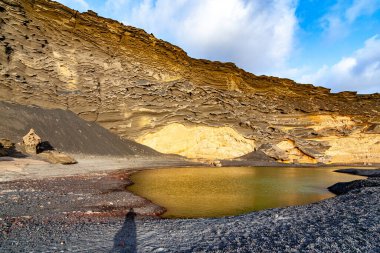 El Golfo 'daki Lago Verde volkanik gölü manzarası. Lanzarote. Kanarya Adaları. İspanya