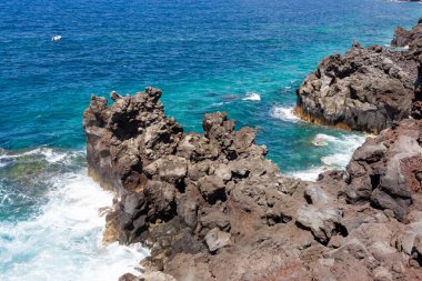İspanya 'nın Lanzarote kentindeki Timanfaya Milli Parkı' ndaki litoral yoldan kayalık sahil düzenine bakın.