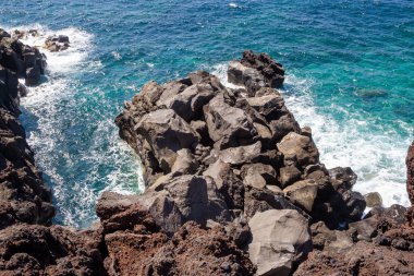 İspanya 'nın Lanzarote kentindeki Timanfaya Milli Parkı' ndaki litoral yoldan kayalık sahil düzenine bakın.