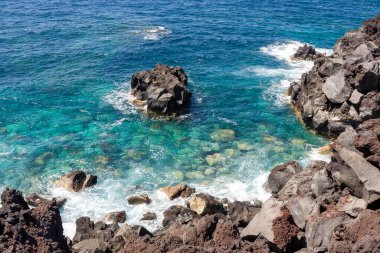 İspanya 'nın Lanzarote kentindeki Timanfaya Milli Parkı' ndaki litoral yoldan kayalık sahil düzenine bakın.