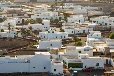 İspanya 'nın Lanzarote kentindeki Uga köyüne gün batımında manzara