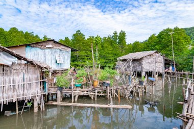 Balıkçı köyündeki bambu kulübeleri Koh Chang adasındaki Kalak Khok