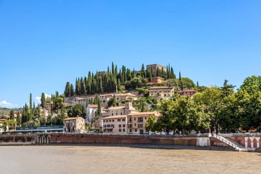 Verona, İtalya, San Pietro kale görünümü. Adige Nehri kıyısındaki San Pietro tepenin üst kısmında kalesidir