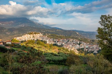 Rivello 'nun tepedeki eski kasabasının manzaralı silüeti