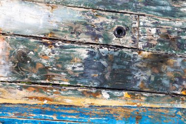 Ahenk içinde yaşlanan eski bir gemide çürümüş ahşap kalasların deseni