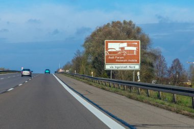 Almanya 'nın Bavyera bölgesindeki Audi Müzesi' ni ziyaret edecek bilgi ve reklam için otoyoldaki kahverengi tabela