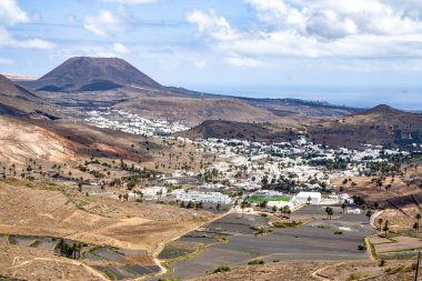 Lanzarote 'deki Haria köyünün manzarası. Palmiye ağaçları ve beyaz evler.