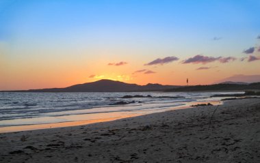Isabela 'daki Galapagos adalarında gün batımında, dağın arkasında parlak bir güneş vardı.