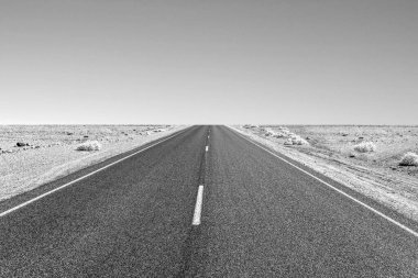Ölüm Vadisi yönünde badwater mojave çöl sıcağında yılında Interstate 187 üzerinde sürüş