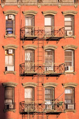 Eski demir yangın merdiveni kurtarma merdivenleri Güzel ışık altında eski evlerde