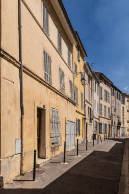 # Aix 'deki tipik eski cephe # # Parlak gün ışığında # # Ochre boyalı cephelerle dolu #