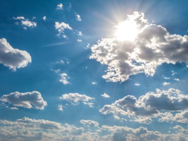 Beyaz bulutlu güzel gökyüzü ve doğa arka planında güneş ışığı