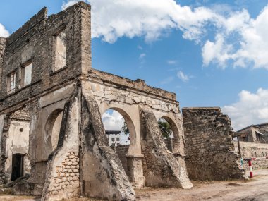 13. yüzyıldan kalma tarihi camiler. Eski Alman kolonisi Bagamoyo, Tanzanya 'da okyanus kıyısında.