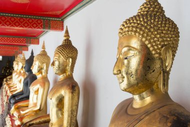 Wat Pho ya da Wat Phra Chetuphon Budist tapınağı. Altın Buda heykeli oturuyor. Eski tarihi mimarinin çizgi deseni. Bangkok Tayland 'daki ünlü antik büyük saray, Asya' nın simgesi.