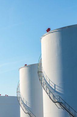 benzin ile silosu grubundaki büyük beyaz siloları