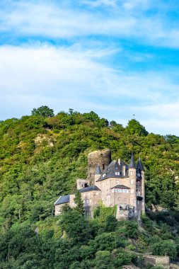 Katz Kalesi ve romantik Ren yazın gün batımında, Almanya 'da. Katz Kalesi veya Burg Katz, Almanya 'nın Rhineland-Palatinate eyaletinde yer alan bir harabe.