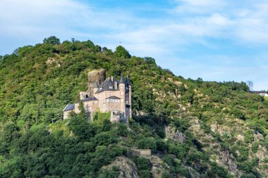 Katz Kalesi ve romantik Ren yazın gün batımında, Almanya 'da. Katz Kalesi veya Burg Katz, Almanya 'nın Rhineland-Palatinate eyaletinde yer alan bir harabe.