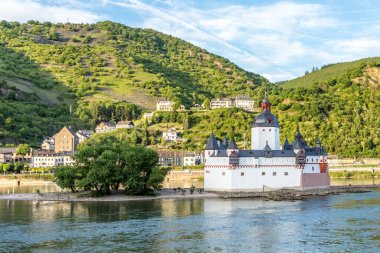 Kalenin güzel manzarası. Kaub 'daki Pfalzgrafenstein, Ren Vadisi' nde, bir unesco dünya mirası alanı.