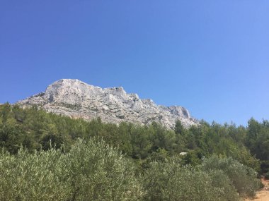 Aix en Provence yakınlarındaki Sainte-Victoire Dağı, Paul Cezanne, Provence, Fransa 'nın tablolarıyla ünlüdür.