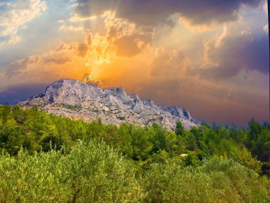 Aix en Provence yakınlarındaki Sainte-Victoire Dağı, Paul Cezanne, Provence, Fransa 'nın tablolarıyla ünlüdür.
