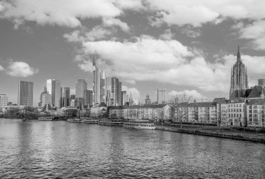 Manzaralı Frankfurt silueti ile nehir Sabah ışığında ana yol