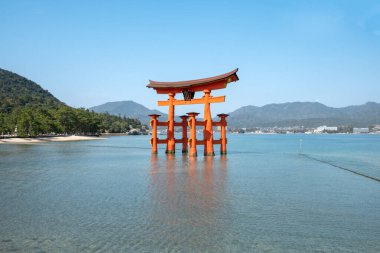 Itsukushima Tapınağı 'nın yükselen gövdesi, UNESCO Dünya Mirası Alanı, Miyajima, Hiroşima' da yer almaktadır.