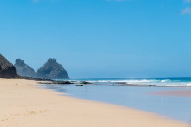 Fernando de Noronha, Brezilya. Kristal berrak turkuaz okyanusla Morro dos Dois Irmaos manzarası