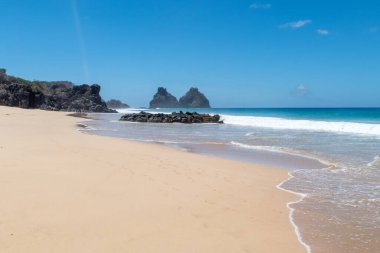 Fernando de Noronha, Brezilya. Kristal berrak turkuaz okyanusla Morro dos Dois Irmaos manzarası