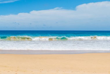 Fernando de Noronha, Brezilya 'da. Dalgaların manzarası ve temiz kumlu temiz okyanus manzarası.