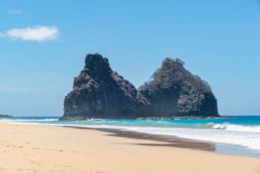 Fernando de Noronha, Brezilya. Kristal berrak turkuaz okyanusla Morro dos Dois Irmaos manzarası