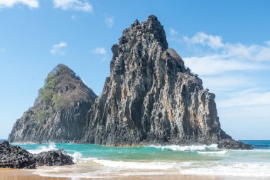 Fernando de Noronha, Brezilya. Kristal berrak turkuaz okyanusla Morro dos Dois Irmaos manzarası